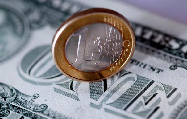 El euro se consolida en máximos de un año tras escalar por encima de los 1,1 dólares