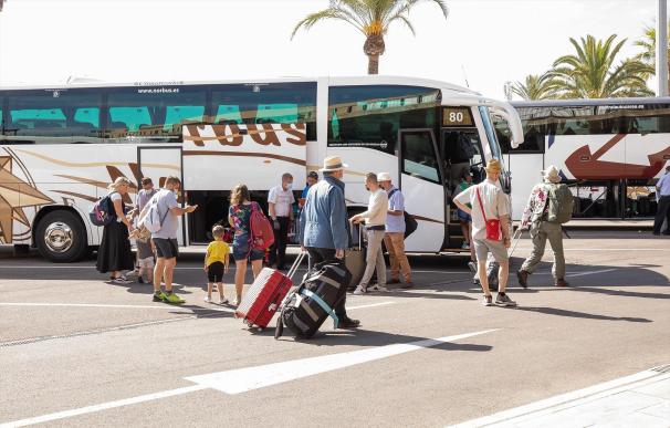Pasajeros procedentes del primer vuelo con origen Gran Bretaña desde que el país incluyó a Baleares en la lista verde de viajes de riesgo por la COVID-19, salen del Aeropuerto de Menorca, a 1 de julio de 2021, en Menorca, Islas Baleares, (España). El pasado 24 de junio, las autoridades de Reino Unido anunciaron que Baleares pasaba a ser incluido en su lista verde de viajes de riesgo por la COVID-19, una medida que hoy ha entrado en vigor y que supone que los turistas que regresen al país no tengan que someterse a una cuarentena. 01 JULIO 2021;REINO UNIDO;MENORCA;ISLAS BALEARES;TURISMO;AEROPUERTO MENORCA Adrià Riudavets / Europa Press (Foto de ARCHIVO) 01/7/2021