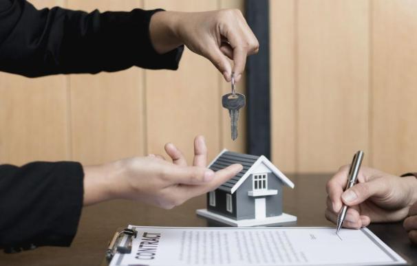 ¿Quién es el arrendador en un contrato de alquiler y qué obligaciones tiene?