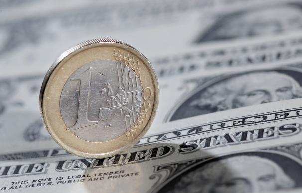 El euro y el dólar, las dos monedas dominantes del mercado.