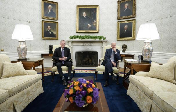 El presidente de Estados Unidos, Joe Biden, con el líder republicano Kevin McCarthy.