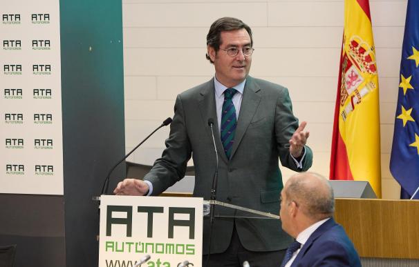 El presidente de CEOE, Antonio Garamendi, interviene durante la clausura de la Asamblea ordinaria de ATA, a 5 de junio de 2023
