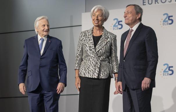 Jean Claude Trichet (i), Christine Lagarde (c) y Mario Draghi (d) posan en los actos del 25 aniversario del BCE.