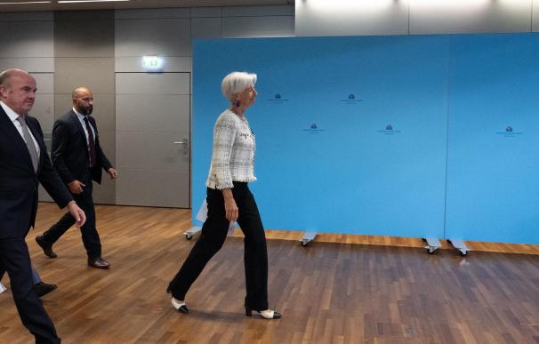 Guindos, en primer plano, y Lagarde se dirigen a la conferencia de prensa.