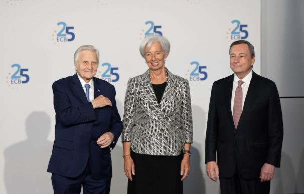 Lagarde (c), flanqueada por Trichet (i) y Draghi (d).