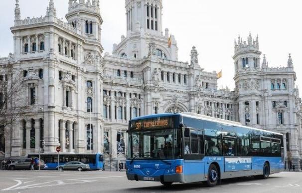 Autobús de EMT frente al palacio de Cibeles, sede del Ayuntamiento de Madrid