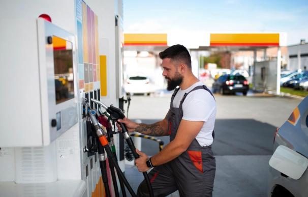 El 'cheque' de gasolina se queda: cómo solicitar los 100 euros para llenar el depósito hasta diciembre