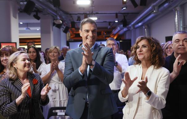 Nadia Calviño, Pedro Sánchez y María Jesús Montero en el acto de presentación del programa electoral del PSOE