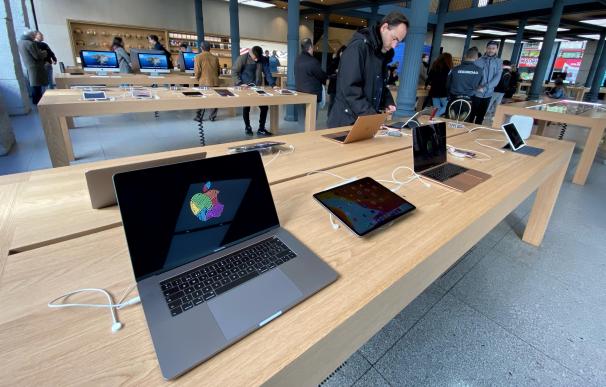 Varios ordenadores `McBook´ y tablets `iPad´en la tienda de Apple en la Puerta del Sol, en Madrid (España)