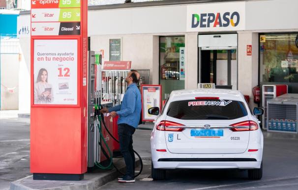 Una persona reposta en una gasolinera CEPSA de Avenida de Portugal en Móstoles
