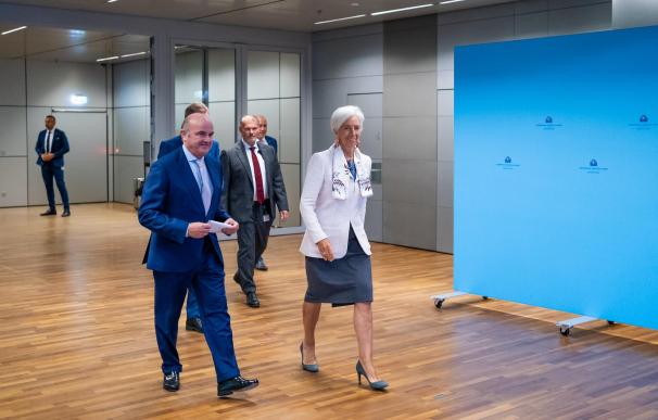 Luis de Guindos, vicepresidente del BCE, y Christine Lagarde, presidenta, caminan a la rueda de prensa de este jueves 27 de julio en Fráncfort.