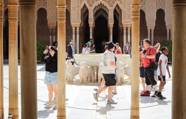 Turistas en la Alhambra de Granada JUNTA DE ANDALUCÍA (Foto de ARCHIVO) 27/6/2023