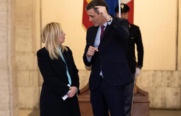 Meloni escucha las explicaciones de Sánchez en la cumbre Italia-España de abril.