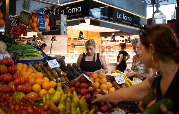 Una persona compra en el mercado de la Boquería, a 4 de julio de 2023, en Barcelona