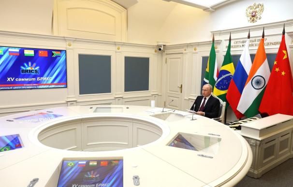 El presidente ruso Vladimir Putin asiste a la 15ª Cumbre Empresarial BRICS por videoconferencia.