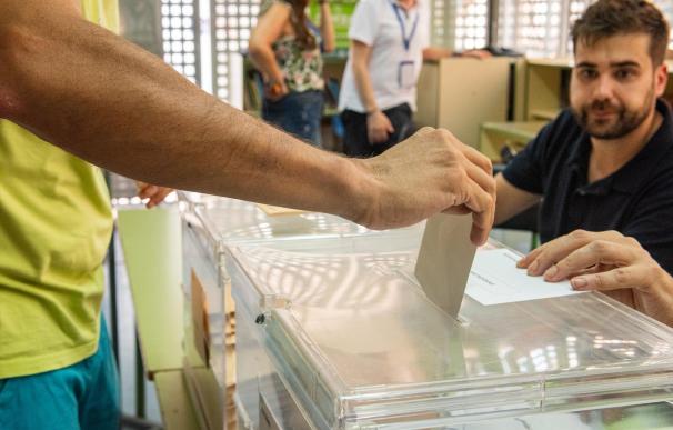 Una persona ejerce su derecho a voto durante las elecciones generales, en un colegio electoral, a 23 de julio de 2023