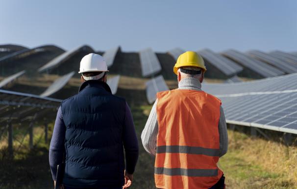 Dos operarios en una planta solar fotovoltaica.