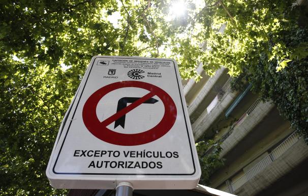 Una señal de 'Prohibido girar, excepto vehículos autorizados' en Madrid.