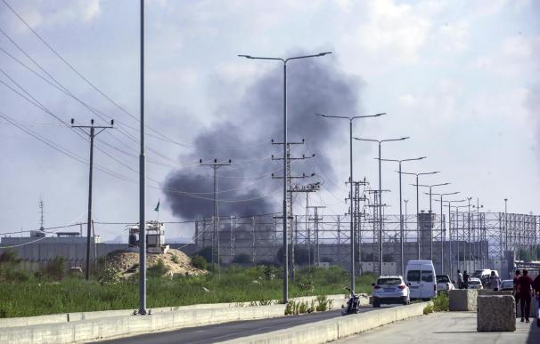 El humo se eleva desde el cruce de Erez durante el asalto a los asentamientos israelíes por parte de militantes de la milicia Ezz Al-Din Al Qassam