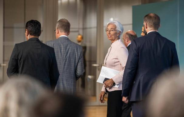 Lagarde se gira al término de la rueda de prensa del 14 de septiembre.