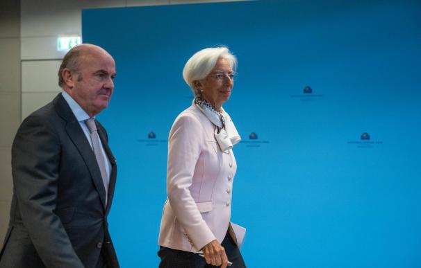 Guindos y Lagarde caminan hacia la rueda de prensa tras la reunión de septiembre del BCE.