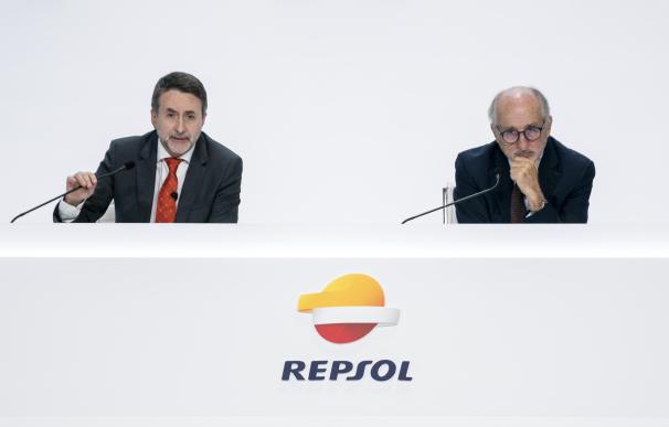 El consejero delegado de Repsol, Josu Jon Imaz, interviene junto al consejero delegado de Repsol, Josu Jon Imaz (i), y el presidente de Repsol, Antonio Brufau (d).