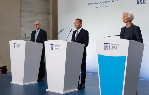 Guindos (i), Stournaras (c) y Lagarde (d) responden a la prensa en Atenas sus dudas sobre el BCE.