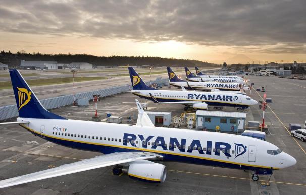 Trabajo sanciona a Ryanair por no pagar el SMI a algunos tripulantes de cabina