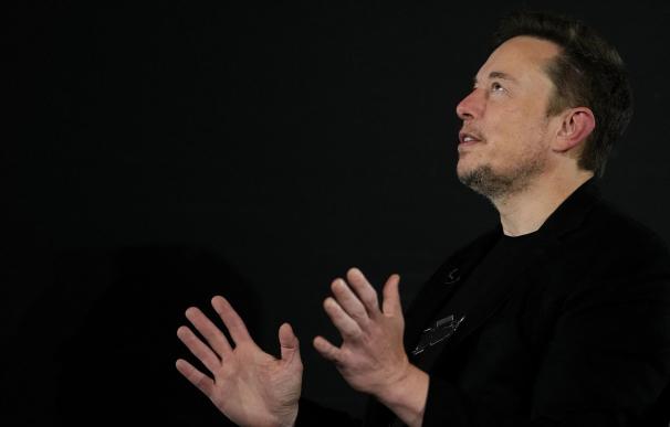 Musk ofrecerá su nuevo bot de IA Grok a los usuarios de pago de la red social X