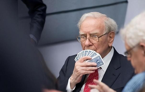 Warren Buffett, echando una partida de cartas.
