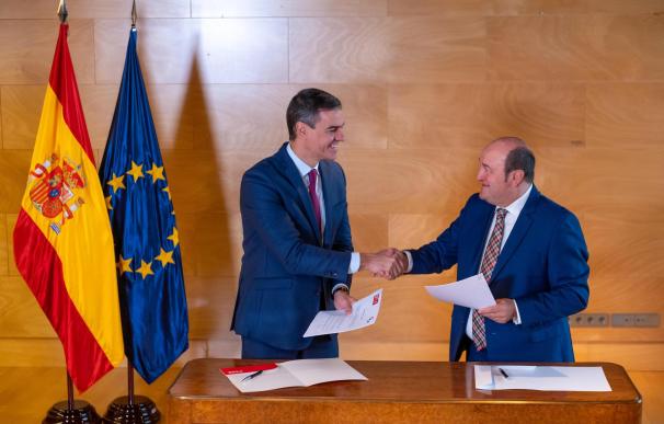 Sánchez y Ortúzar firman el pacto para investidura