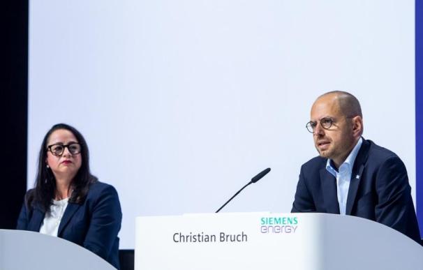 Maria Ferraro, directora financiera de Siemens Energy, y Christian Bruch, consejero delegado.