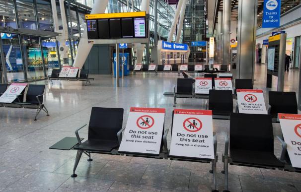 Sala de espera en Heathrow con medidas anticovid durante la pandemia.