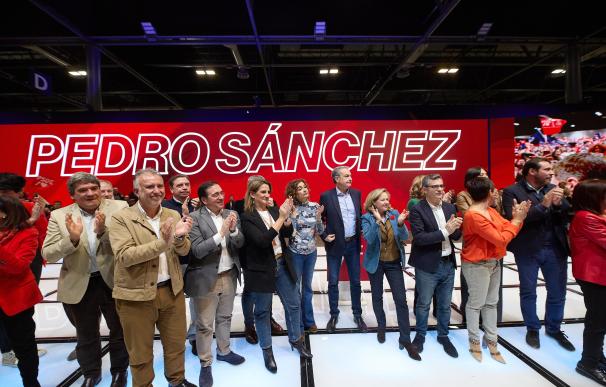 Los ministros del nuevo gobierno aplauden a Pedro Sánchez en un mitin del PSOE.