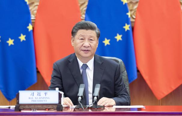 Xi Jinping con las banderas de Europa y China tras su encuentro con Ursula Von der Leyen