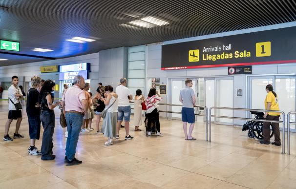 Varias personas esperan la llegada de pasajeros en la terminal 1 del aeropuerto Adolfo Suárez Madrid-Barajas
