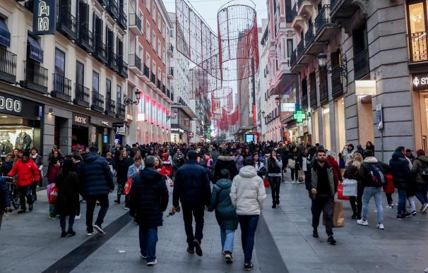 Cientos de personas, con compras, en la calle comercial de Preciados, a 7 de enero de 2022, en Madrid (España).