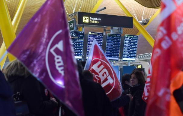 Manifestantes de UGT durante el último día de la huelga del servicio de handling de Iberia