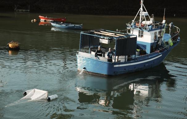 El barco 'Rokillo' participa en la recogida de pellets, en la Cofradía de Pescadores de Santurce-Puerto de Santurce