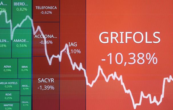 Un panel de bolsa con Grifols en la Bolsa de Madrid, a 12 de enero de 2024.