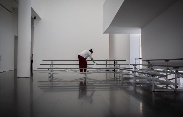 Una mujer trabaja limpiando el interior del Museu d'Art Contemporani de Barcelona (Macba)