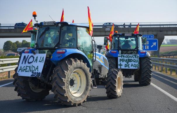 Bruselas cede en los pesticidas, pero al campo le parece poco y siguen los paros