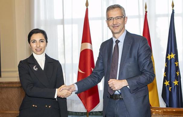 La gobernadora del Banco Central de Turquía, Hafize Gaye Erkan, junto al del Banco de España, Pablo Hernández de Cos.