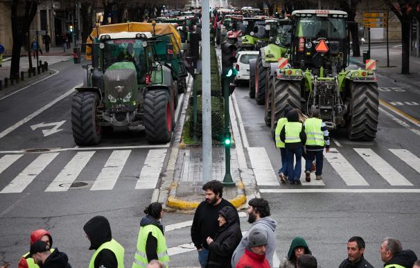Agricultores y tractores en una manifestación por el centro de Pamplona durante la tercera jornada de protestas de los ganaderos