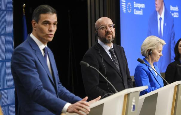 El presidente del Gobierno, Pedro Sánchez, el del Consejo Europeo, Charles Michel, y la presidenta de la Comisión Europea, Ursula von der Leyen