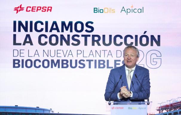 El CEO de Cepsa, Marteen Wetselar, interviene durante la colocación de la primera piedra de la nueva planta de biocombustibles