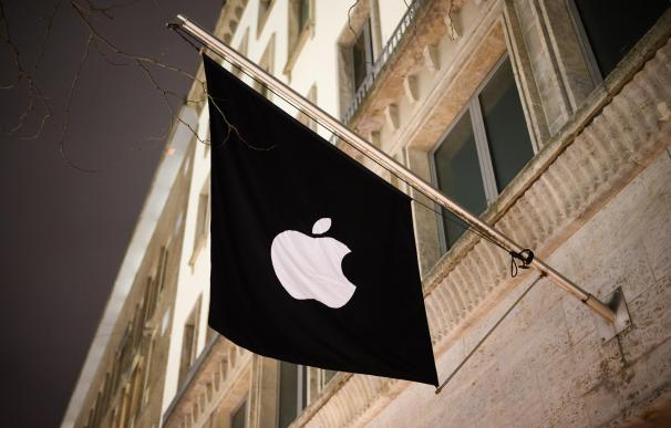 Bandera de Apple a las puertas de una de sus tiendas.