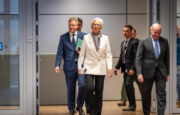 Lagarde y Guindos caminan hacia la conferencia de prensa del BCE.