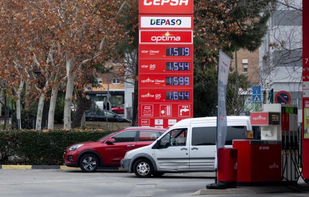 Varios vehículos en una gasolinera, a 2 de enero de 2024, en Madrid (España).