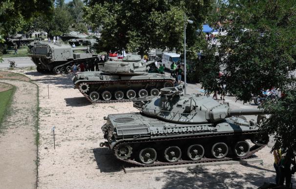 Varios vehículos militares durante una concentración motera, en la base militar El Goloso, a 24 de junio de 2023, en Guadarrama.